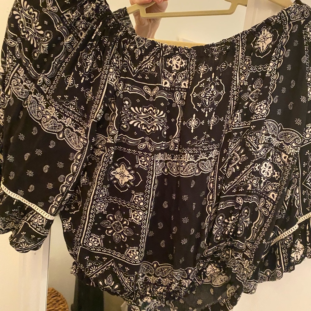 Flowy off the should black and white crop top - Picture 4 of 4